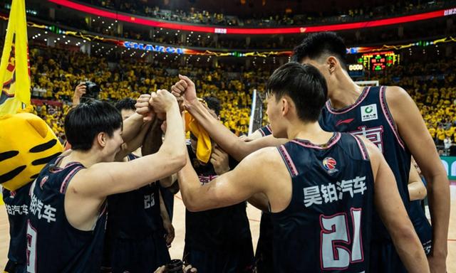包含全国篮球联赛激烈对决，冠军之争愈发激烈的词条